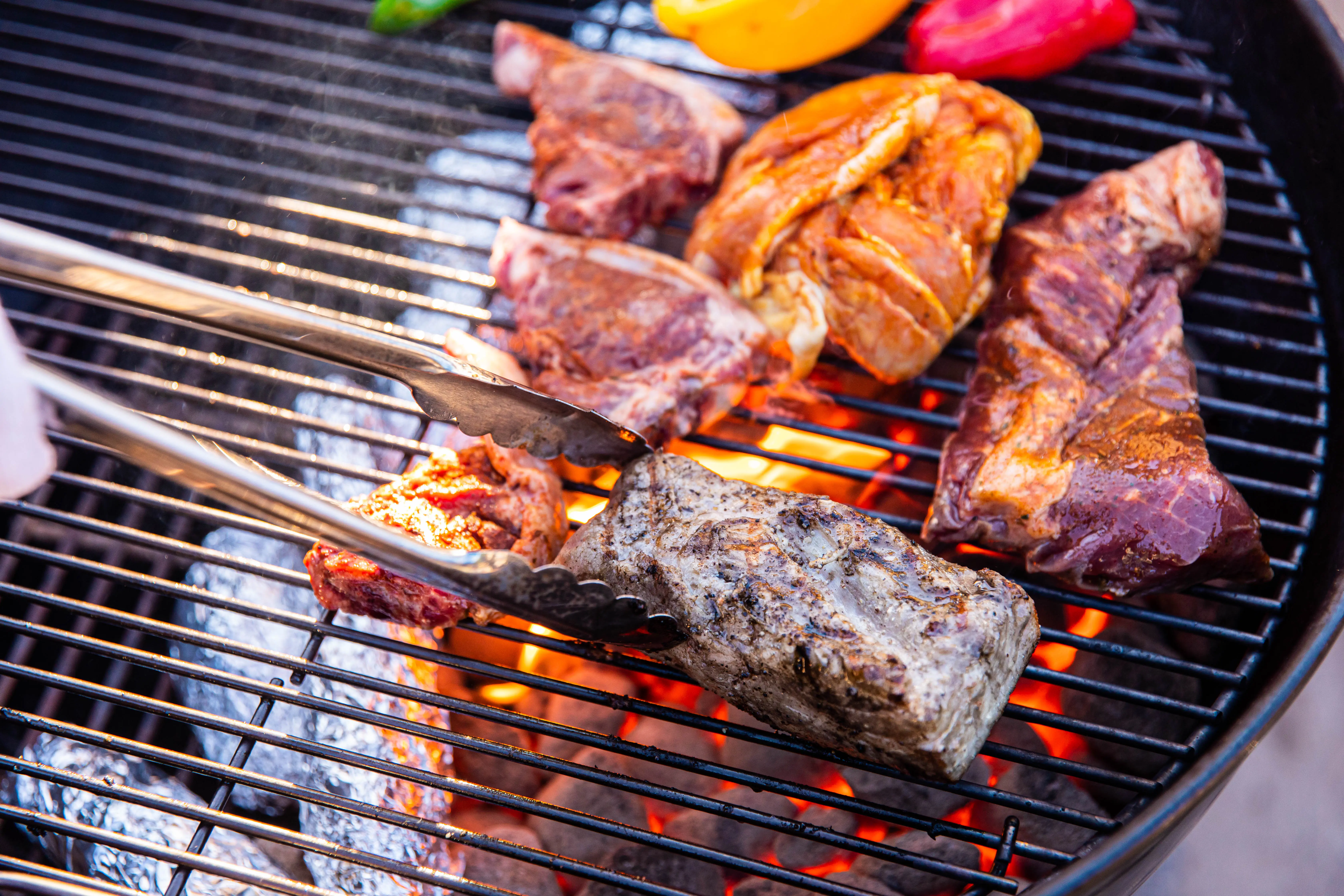 BBQグリルでジュウジュウと焼かれている豪快なお肉