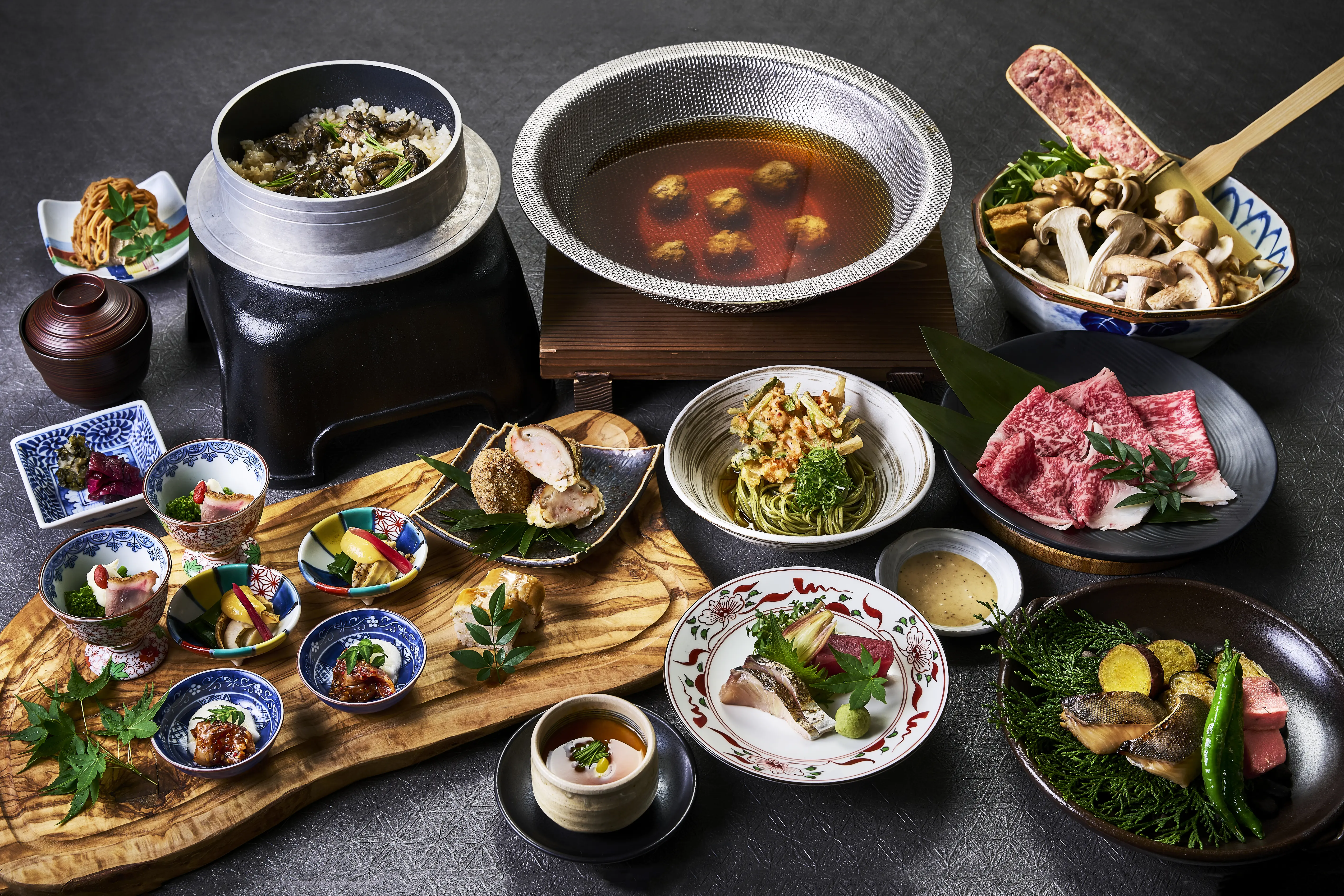 旅館の豪華な和食御膳