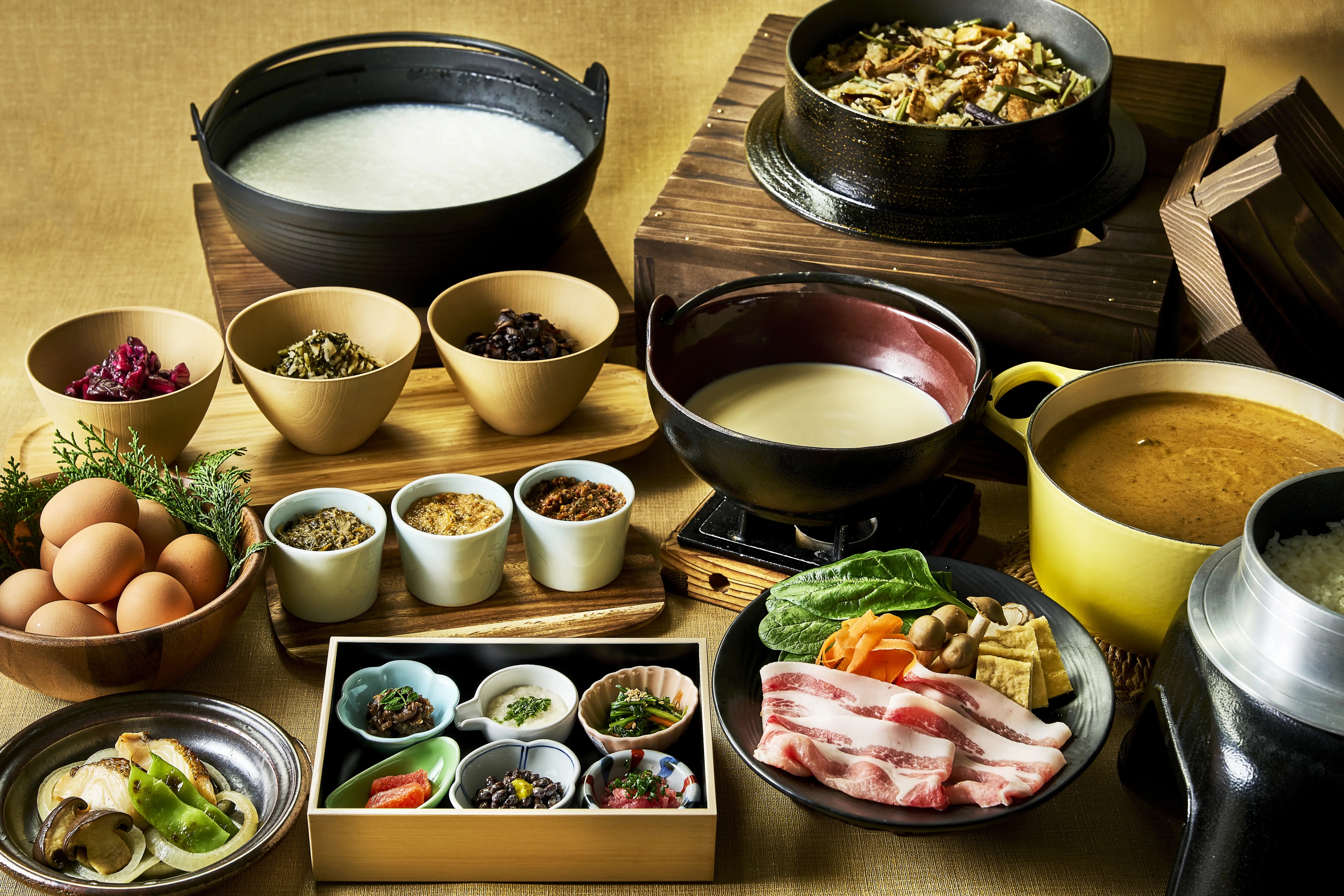 和洋取り揃えた朝食ビュッフェの盛り付け例