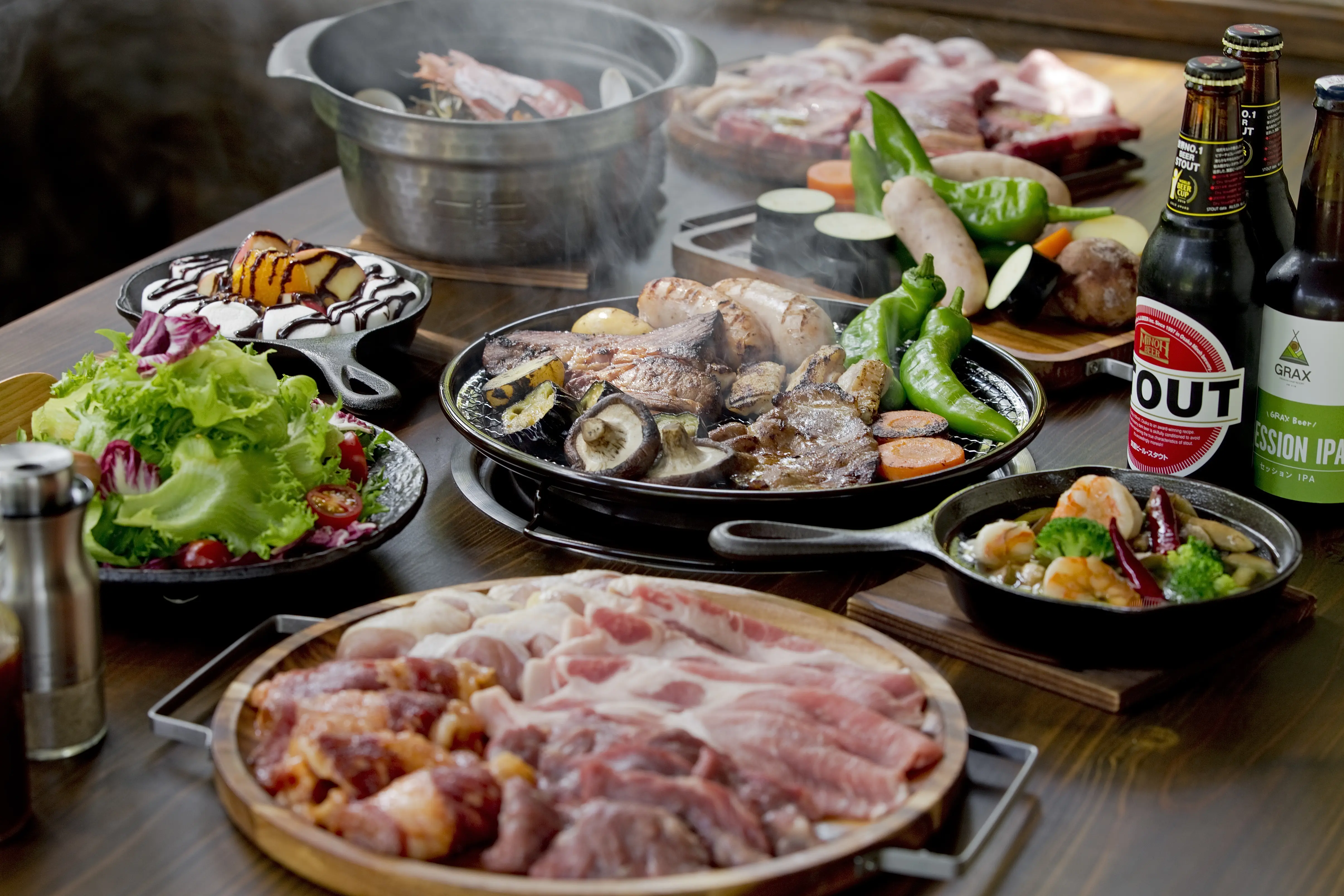 テーブルに並んだ豪華なBBQセットとドリンク類