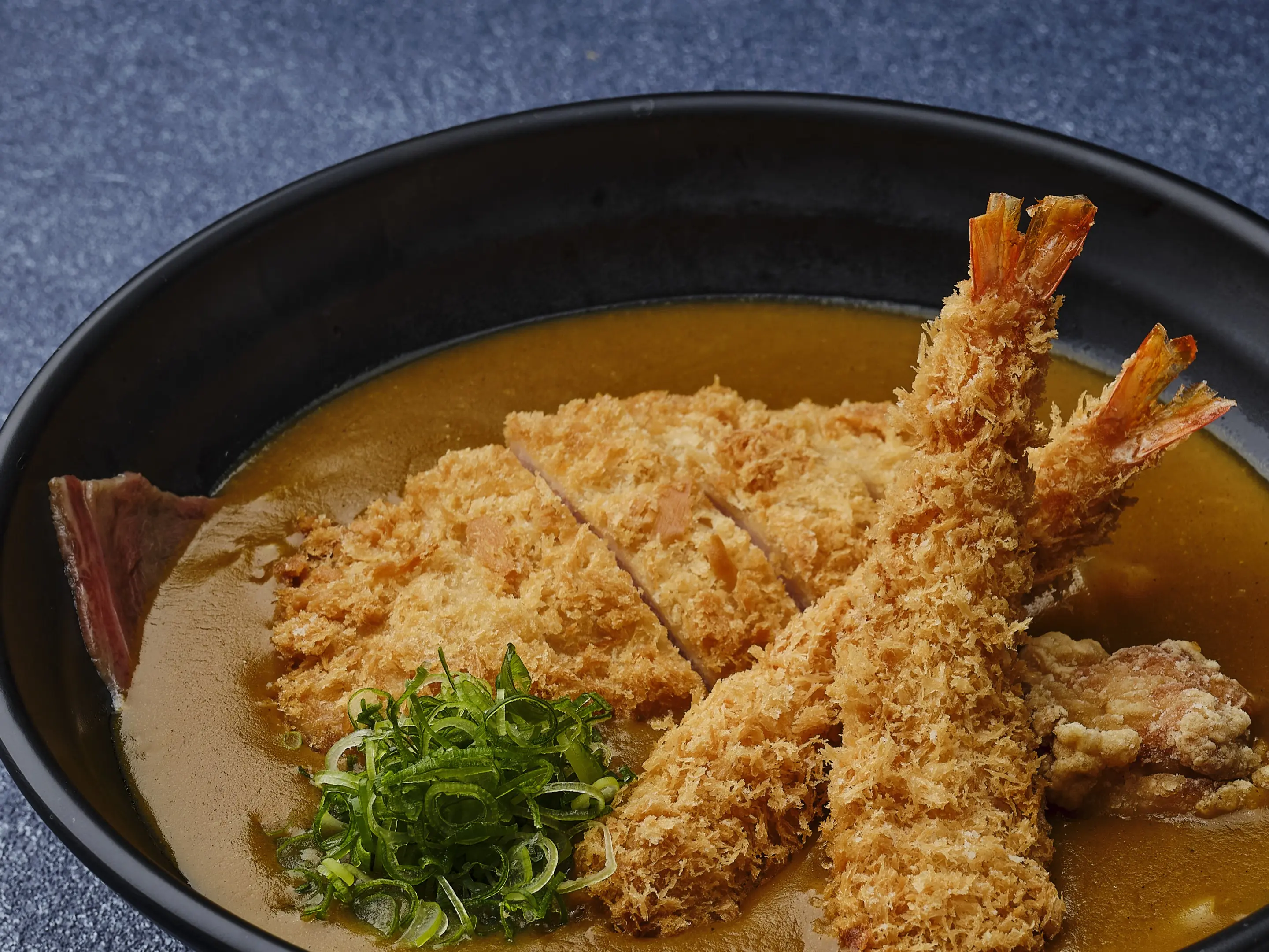 エビフライやカツがのったボリューム満点の定食